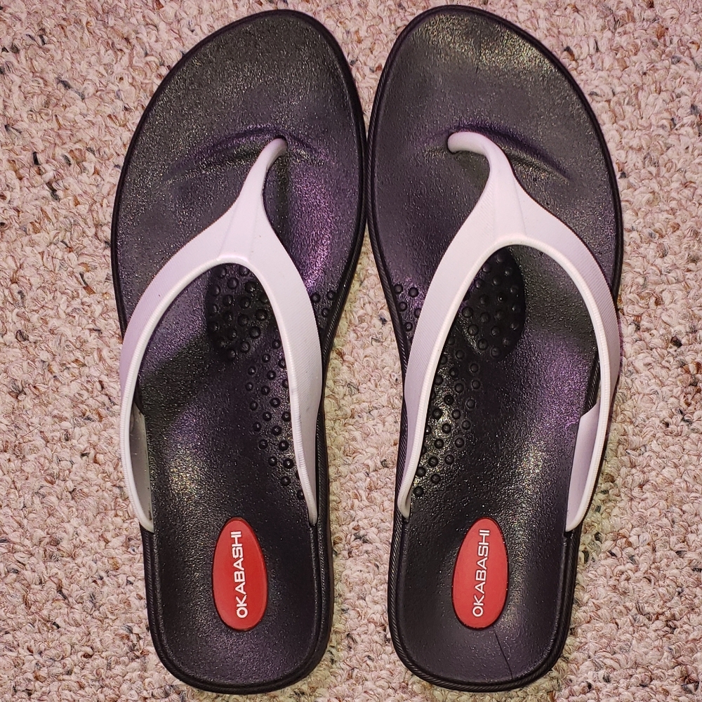 Okabashi black and white flip flops ML
